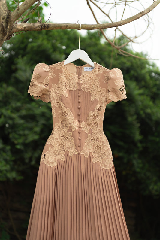 PLEATED WHITE MIDI LACE DRESS